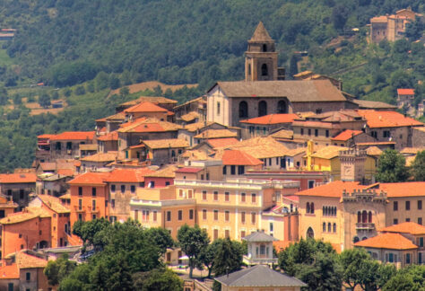 Panoramica di Fiuggi con la vallata - Foto di fragolerosse da Adobe Stock 24004853