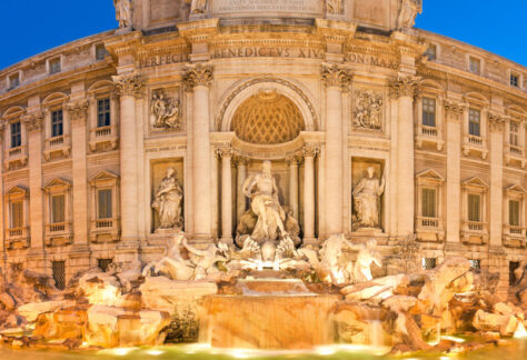 Panoramica serale di Fontana di Trevi - Foto di travelwitness da Adobe Stock