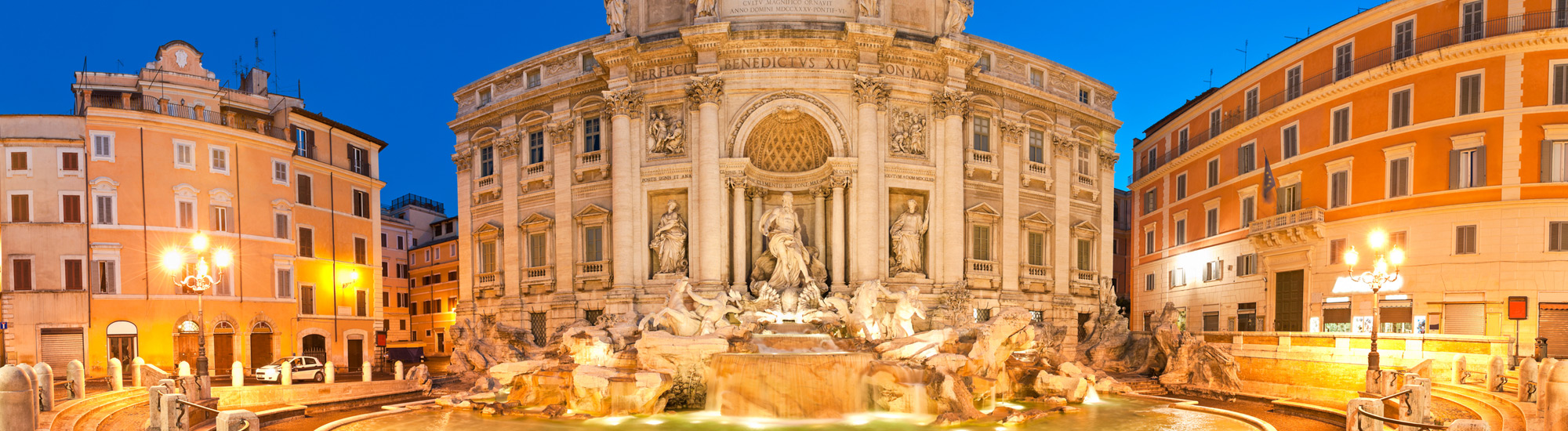 Panoramica serale di Fontana di Trevi - Foto di travelwitness da Adobe Stock