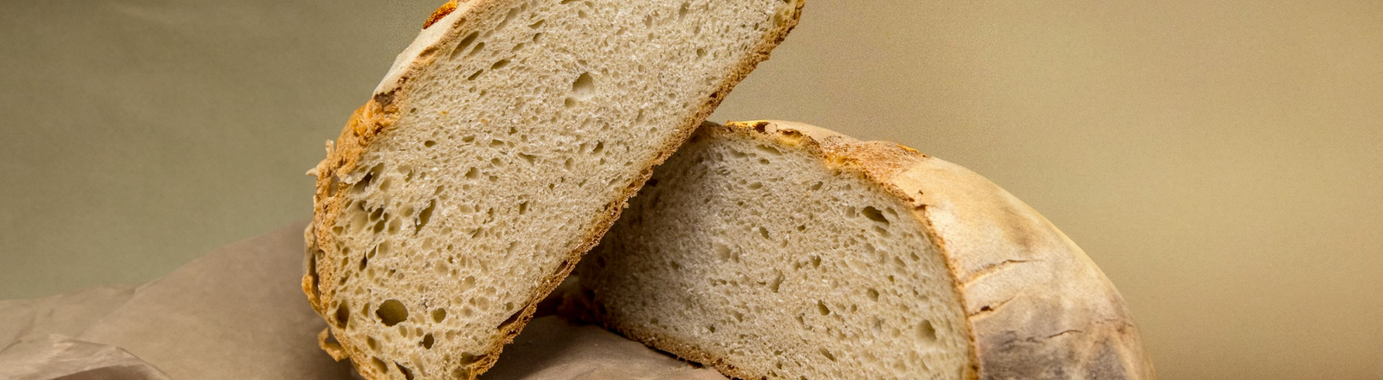 Pagnotta di Veroli tagliata in due e adagiata su un tavolo