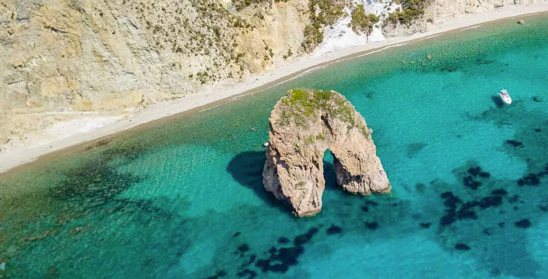 Un tuffo dove l’acqua è più Blu