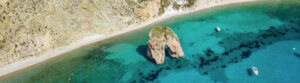 Ponza: Veduta dall'alto della spiaggia con l'Arco Naturale