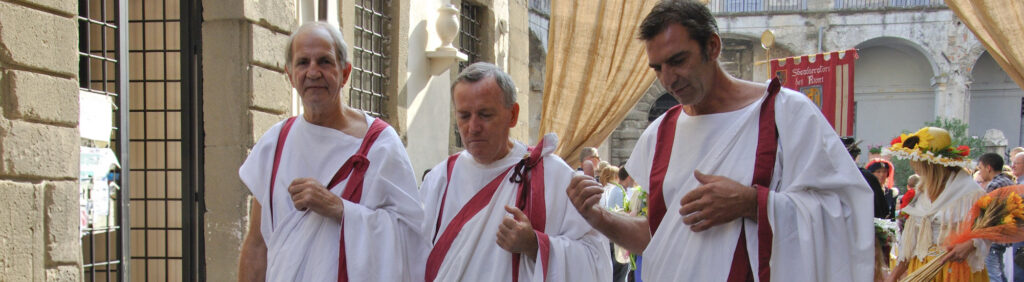 Sfilata di figuranti in costume da tribuni - Foto villaadriananostra.it