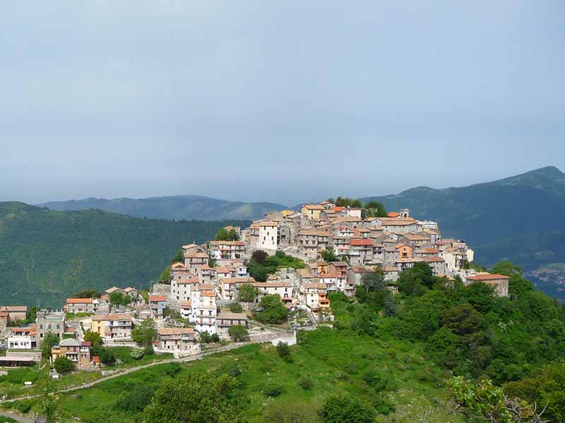 Saracinesco immersa tra i Monti Ruffi