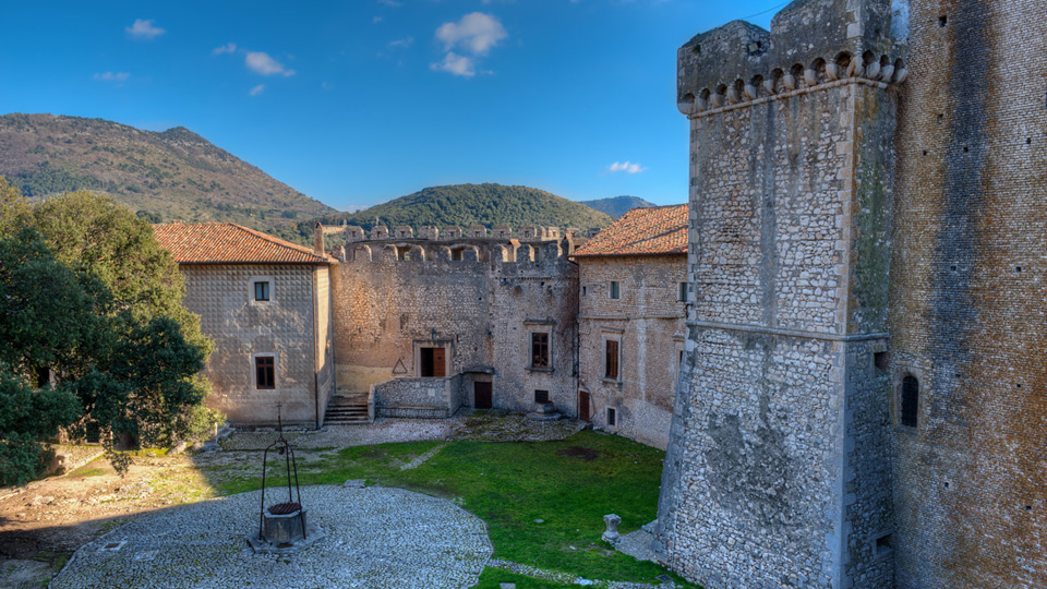 Sermoneta Cortile di Castello Caetani - Foto di Stefano Pellicciari da Adobe Stock