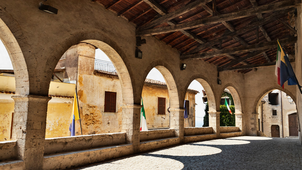 Sermoneta Loggia dei Mercandi - Foto di vittoria da Adobe Stock