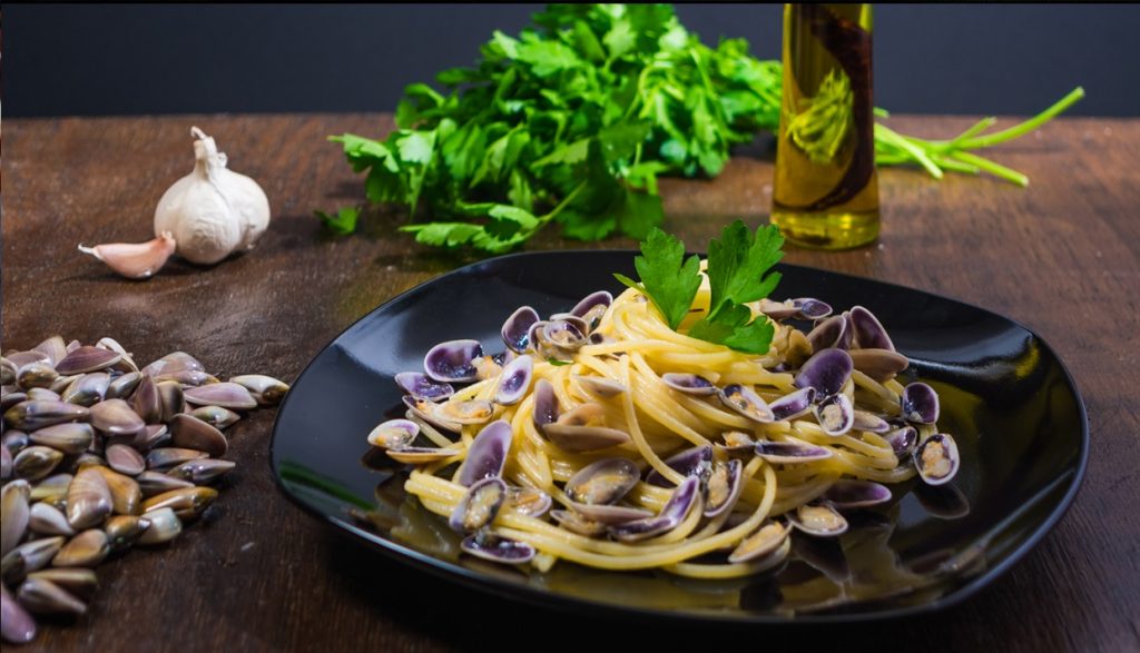 Spaghetti con le telline, piatto tipico di Ostia