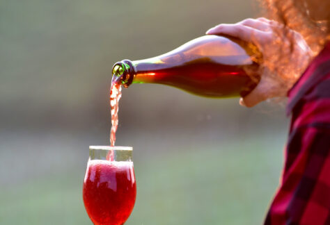 Ragazza versa vino rosso in un calice - Foto di barbamauro da Adobe Stock