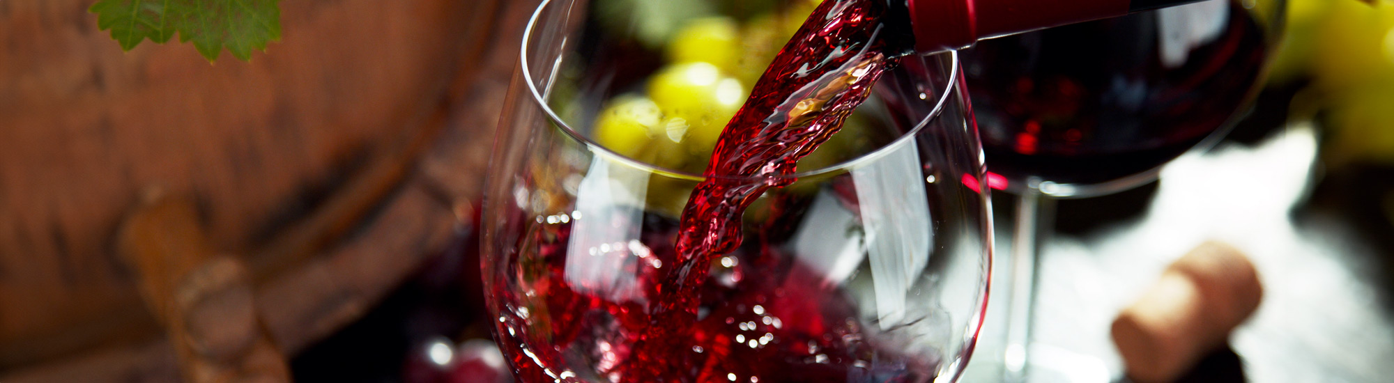 Versamento di vino rosso in calice - Foto di Jag_cz da Adobe Stock