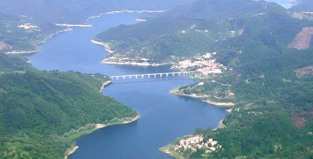 Il Lago del Salto tra fiordi, borghi e mistero