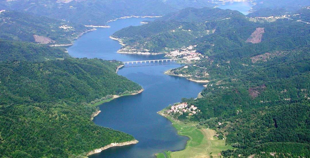 Il Lago del Salto tra fiordi, borghi e mistero