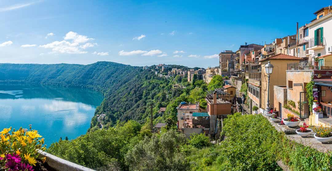 Castel Gandolfo, l’elegante borgo e il suo lago