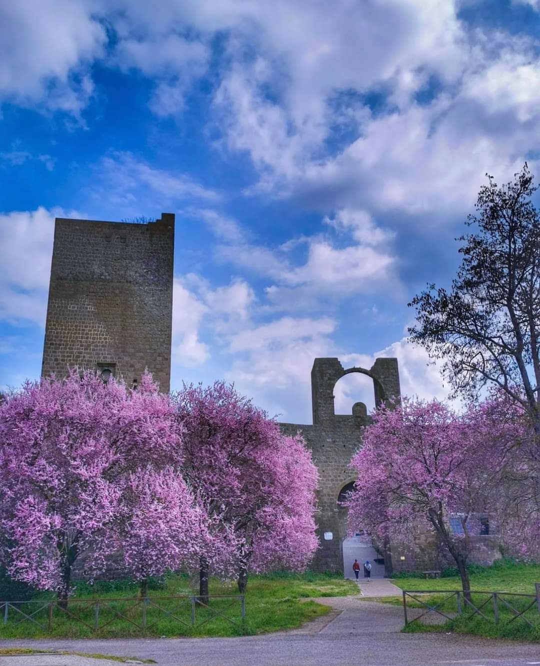 La porta di Valle, molto vicina a porta Faul, anticamente era denominata d'Eulali perse nel tempo la sua utilità, tanto da venir chiusa, e riaperta soltanto nel 1990.