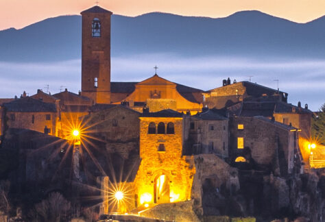 Civita di Bagnoregio emerge dalle nubi