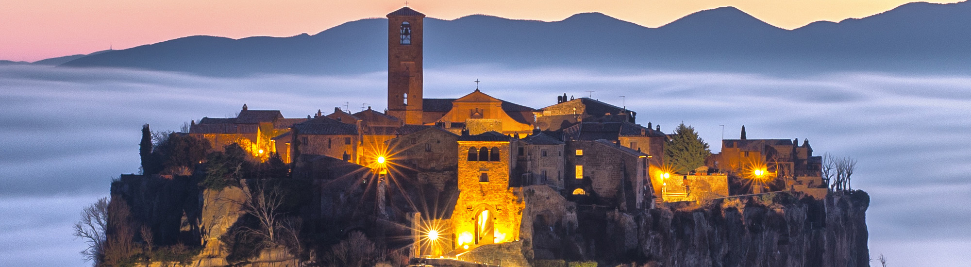 Civita di Bagnoregio emerge dalle nubi