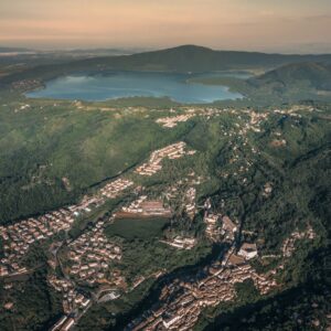 Caprarola: Veduta dall'alto di Caprarola e del Lago di Vico