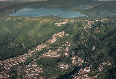 Caprarola: Veduta dall'alto di Caprarola e del Lago di Vico