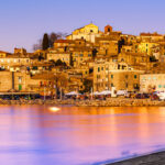 Tramonto su Anguillara Sabazia ed il lago di Bracciano - Foto di CorinaDanielaObertas da Adobe Stock