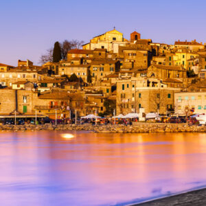 Tramonto su Anguillara Sabazia ed il lago di Bracciano - Foto di CorinaDanielaObertas da Adobe Stock