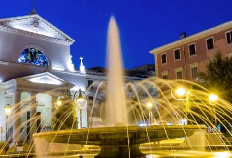 Anzio piazza in notturna - Foto di johnkruger1 da AdobeStock