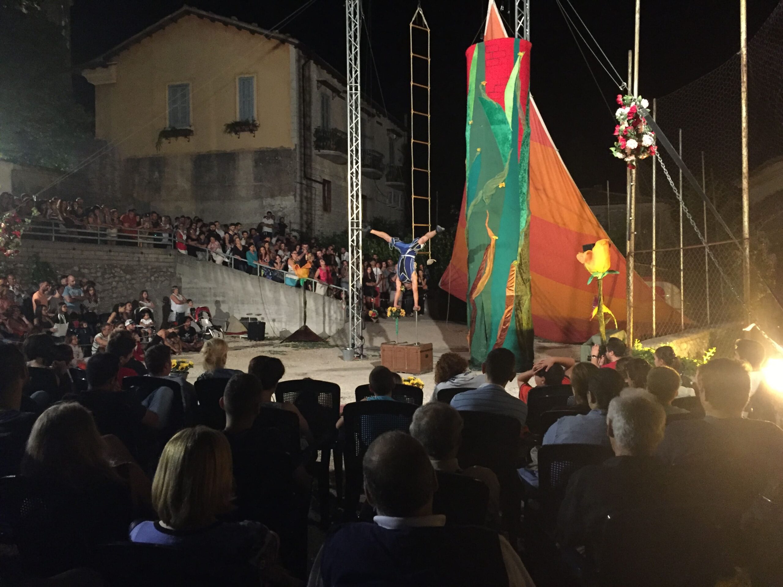Artisti si esibiscono in strada durante il festival dei Fasti Verolani