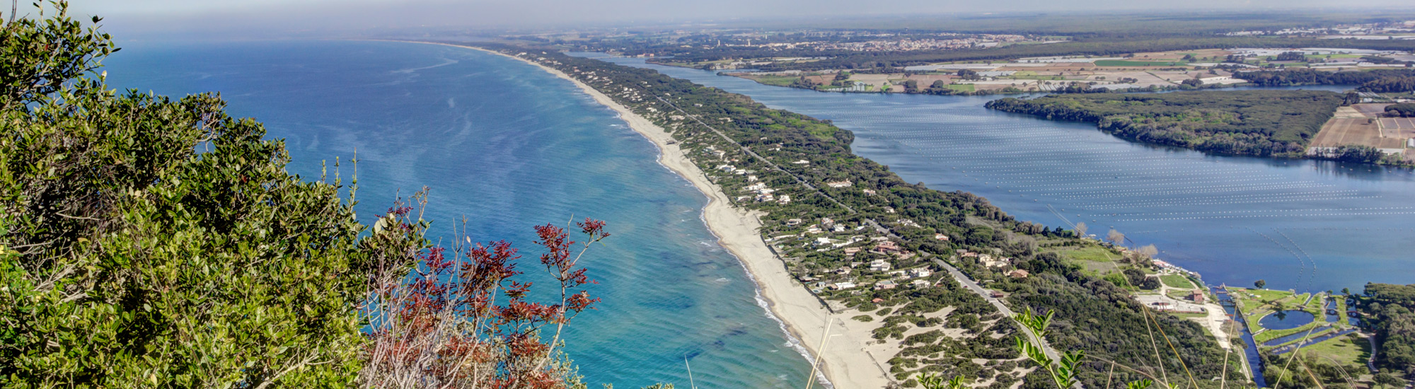 Veduta del lago di Paola dal Monte Circeo - Foto di michelealfieri da Adobe Stock