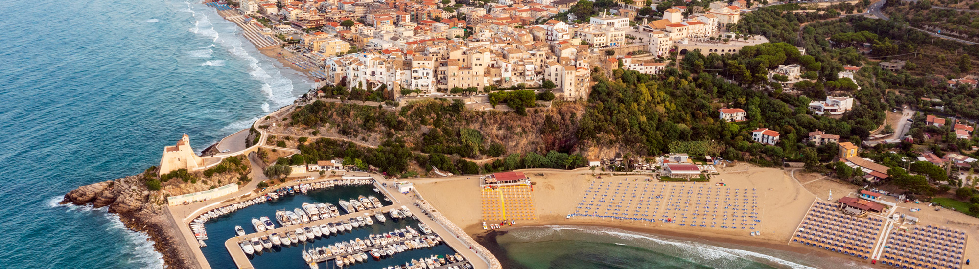 Panoramica di Sperlonga con i suo porto
