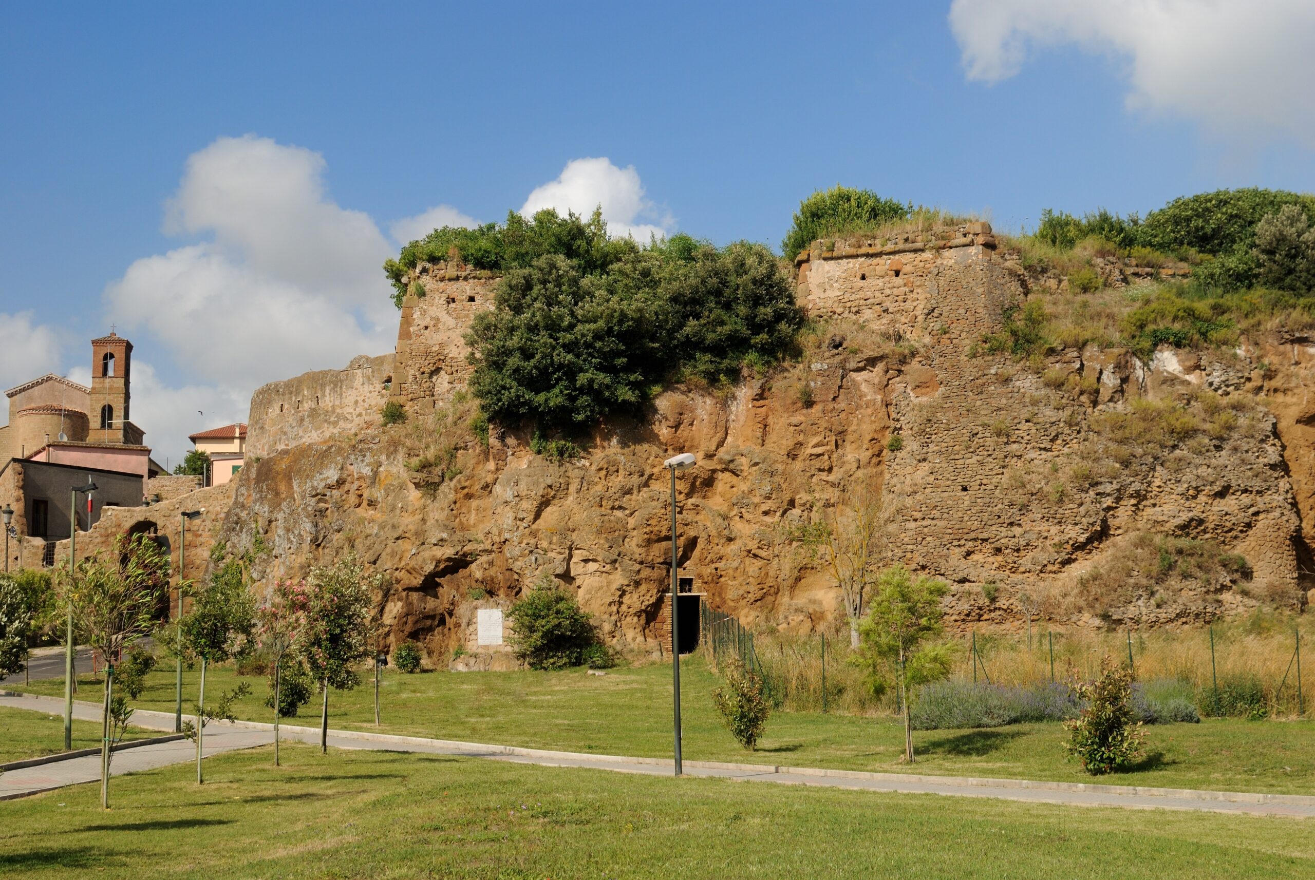 Ardea, Rocca Tufacea - Foto di Sergiogen da Adobe Stock
