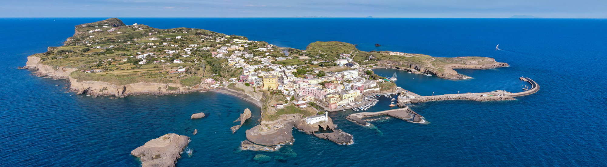 Panoramica di Ventotene - Foto di Matteo Ciani da Adobe Stock
