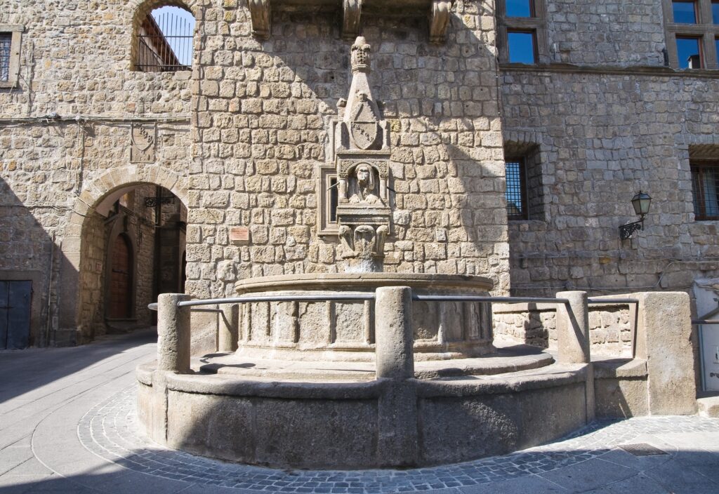 Fontana a Fuso dove compare inciso SPQR, celebre acronimo di Roma