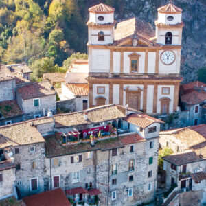 foto aerea di Artena con primo piamo chiesa