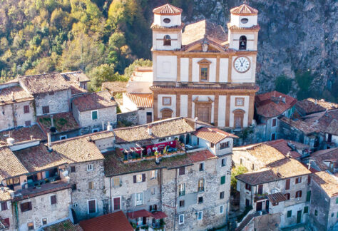 foto aerea di Artena con primo piamo chiesa
