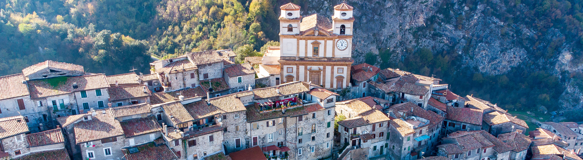 foto aerea di Artena con primo piamo chiesa