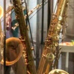 foto in primo piano di saxofoni
