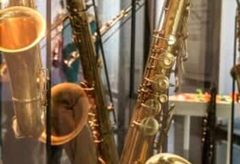 foto in primo piano di saxofoni