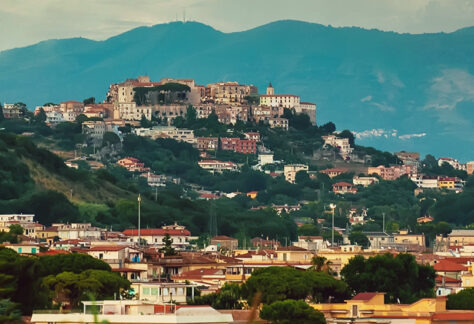 Panoramica di Minturno - Foto di M-Production da Adobe Stock
