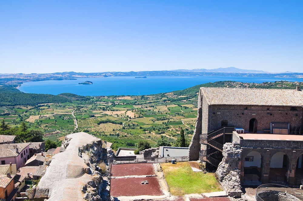 Montefiascone affacciato sul Lago di Bolsena