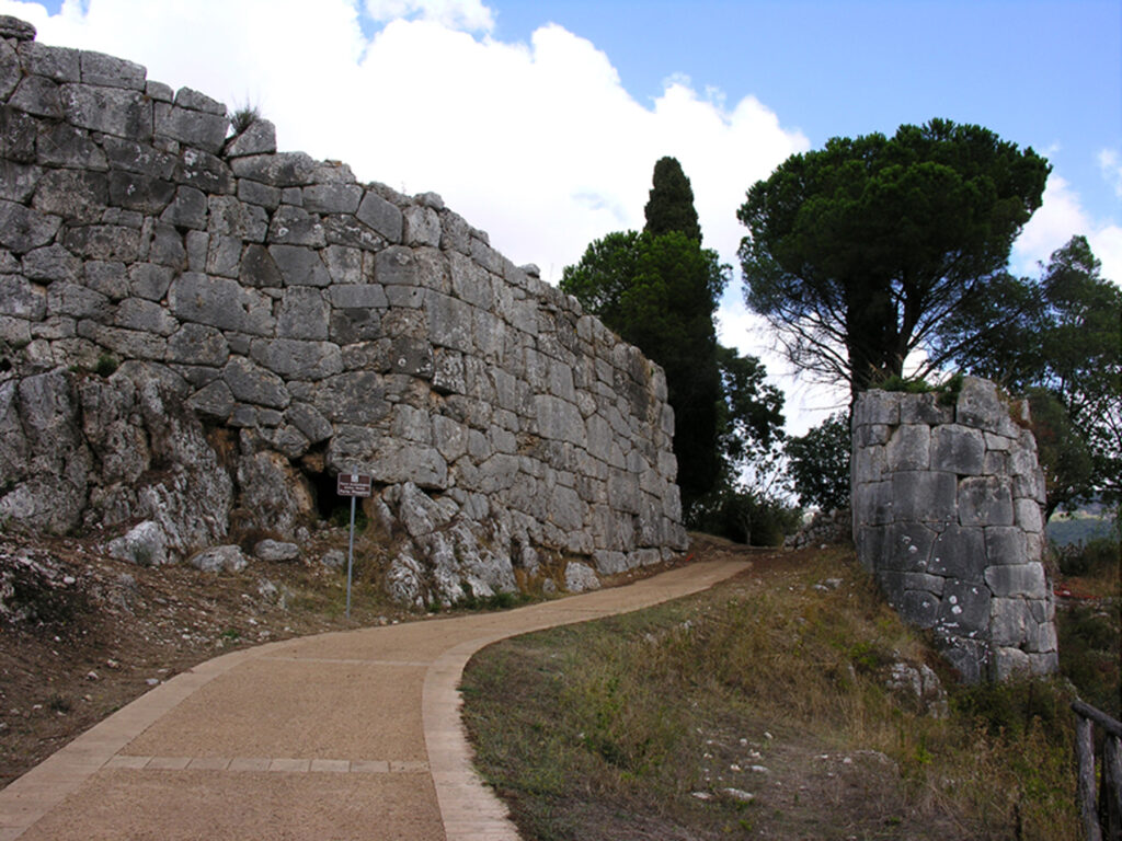 Parco Archeologico dell'Antica Città di Norba, Porta Maggiore - foto www.comune.norma.lt.it