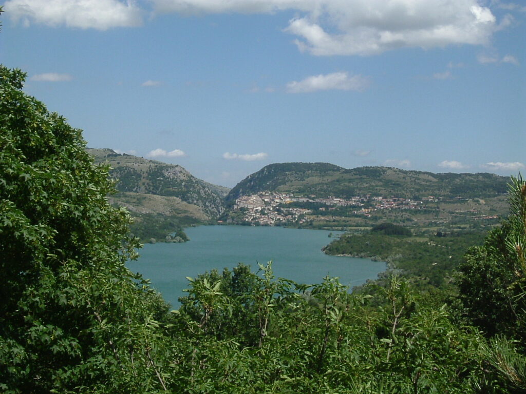 Lago di Barrea foto di www.parchilazio.it