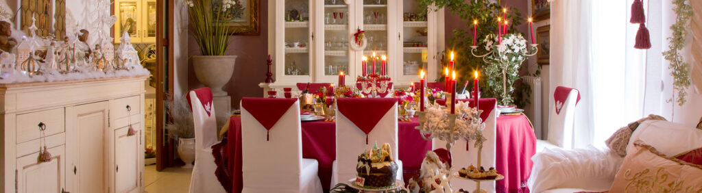 Sala con tavola imbandita per il Natale - Foto di #moreideas da Adobe Stock