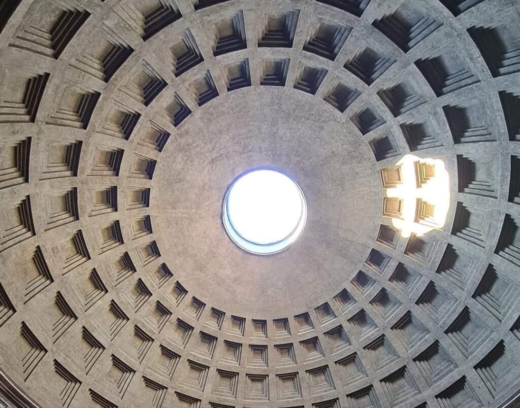 Il fascio di luce raggiunge il punto più alto della cupola del Pantheon