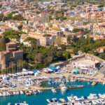 Panoramica aerea della città e del porto di Santa Marinella - Foto di Stefano Tammaro da Adobe Stock