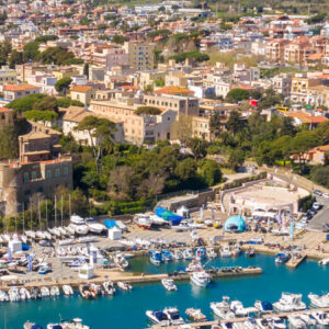 Panoramica aerea della città e del porto di Santa Marinella - Foto di Stefano Tammaro da Adobe Stock