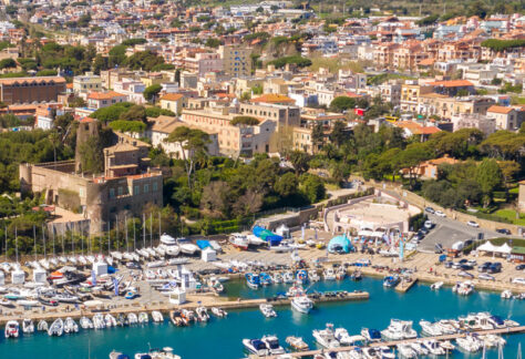 Panoramica aerea della città e del porto di Santa Marinella - Foto di Stefano Tammaro da Adobe Stock
