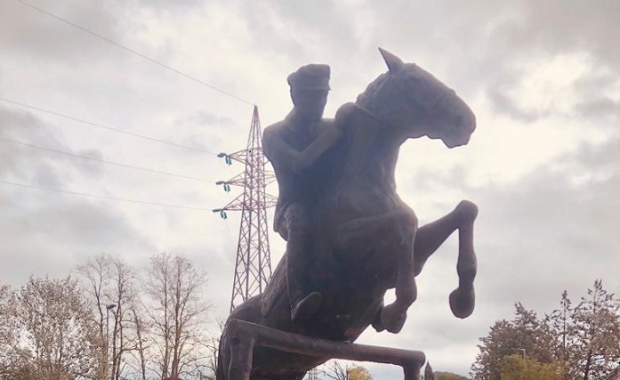 La statua dedicata a Piero D'Inzeo posta all'ingresso del Centro Militare di Equitazione di Montelibretti. Ph by FB FISE