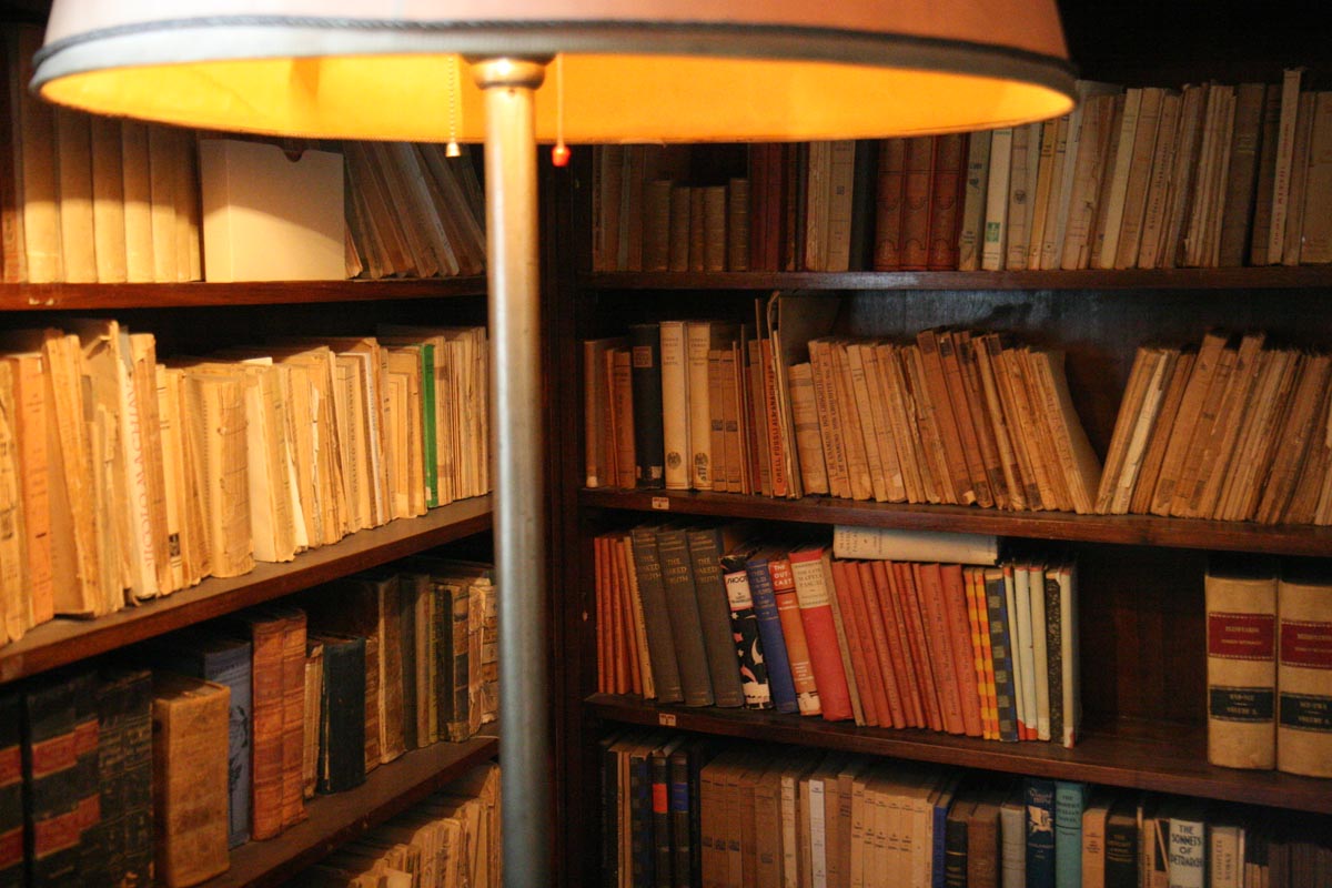 La biblioteca nel salotto di Luigi Pirandello foto da www.studiodiluigipirandello.it
