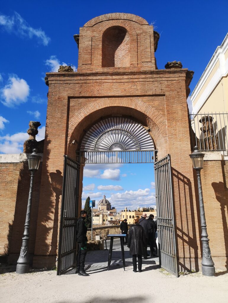 L'ingresso del Giardino Caffarelli dove è esposto il Colosso di Costantino