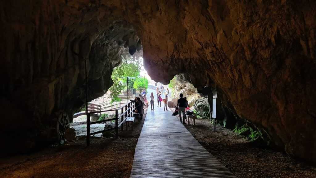 L'ingresso alla Grotta dell'Arco