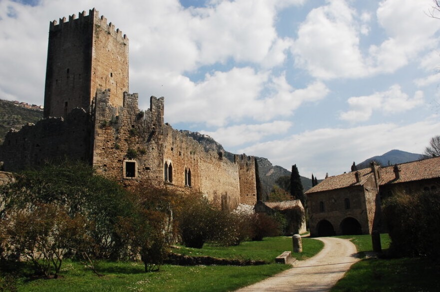 La torre con l'elegante merlatura a coda di rondine