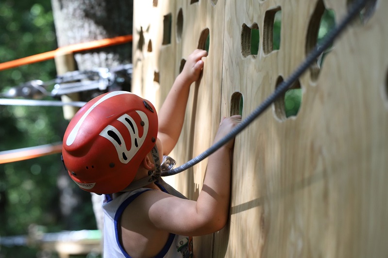 La parete da arrampicata nel Parco Tuscia Avventura